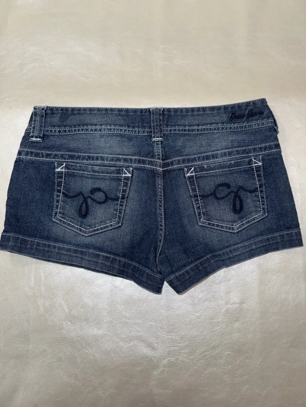 VTG Guess Jeans Dark Wash Denim Shorts - Black size 9 - Picture 5 of 5